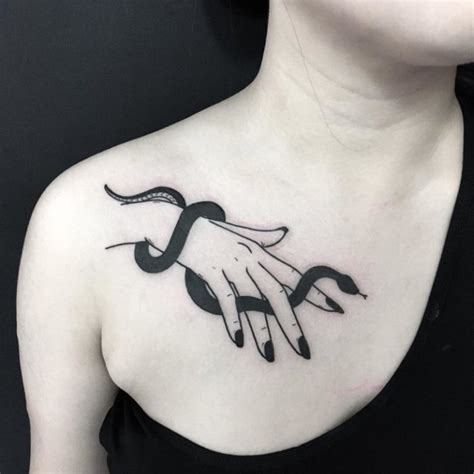 tatoo para mujeres en el pecho|Tatuajes mujer pecho